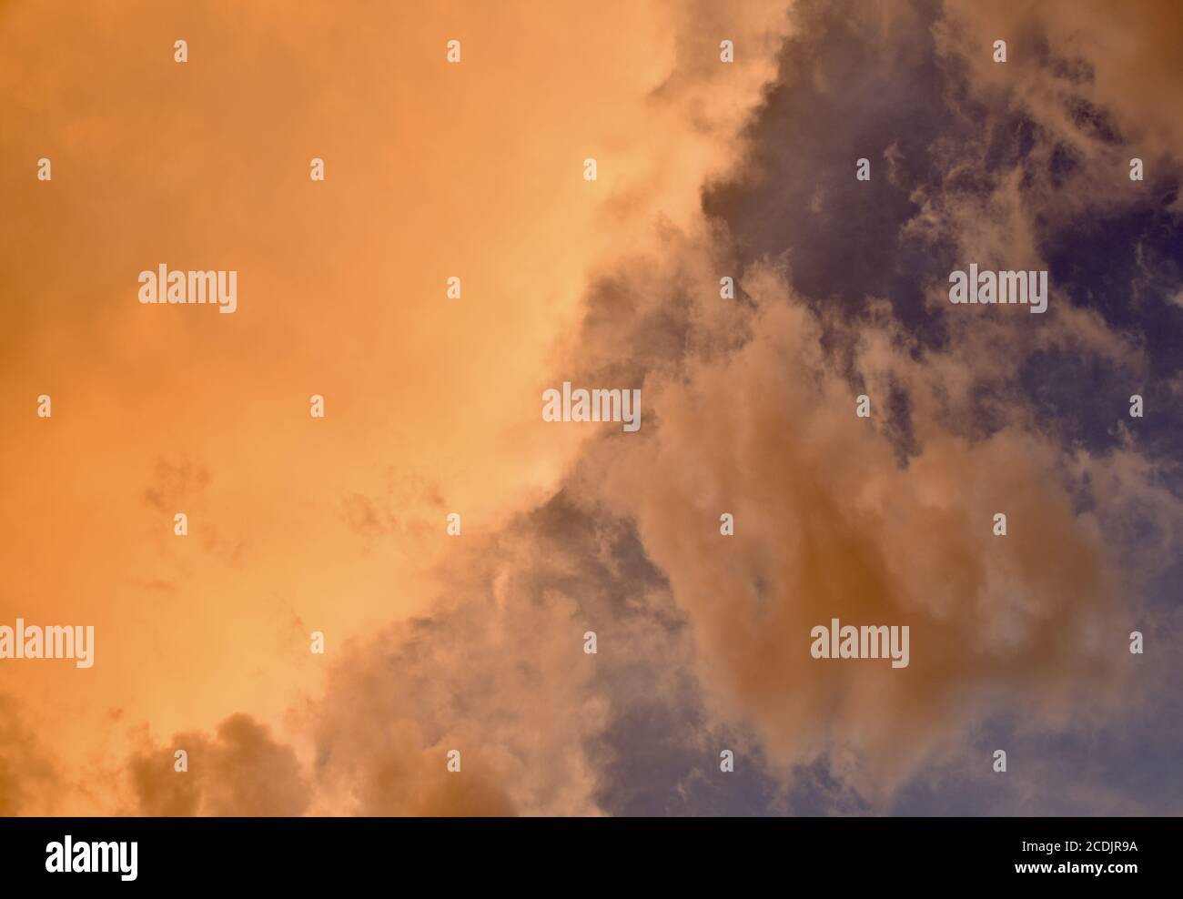 Bel cielo arancione nuvoloso - ottimo per sfondi Foto Stock