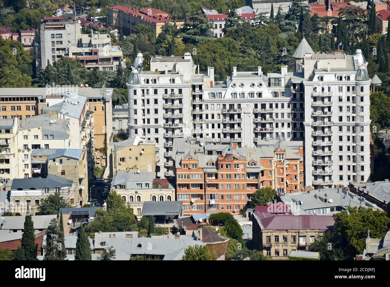Vista panoramica della zona residenziale di Tbilisi dal Monte Mtatsminda. Repubblica di Georgia. Foto Stock