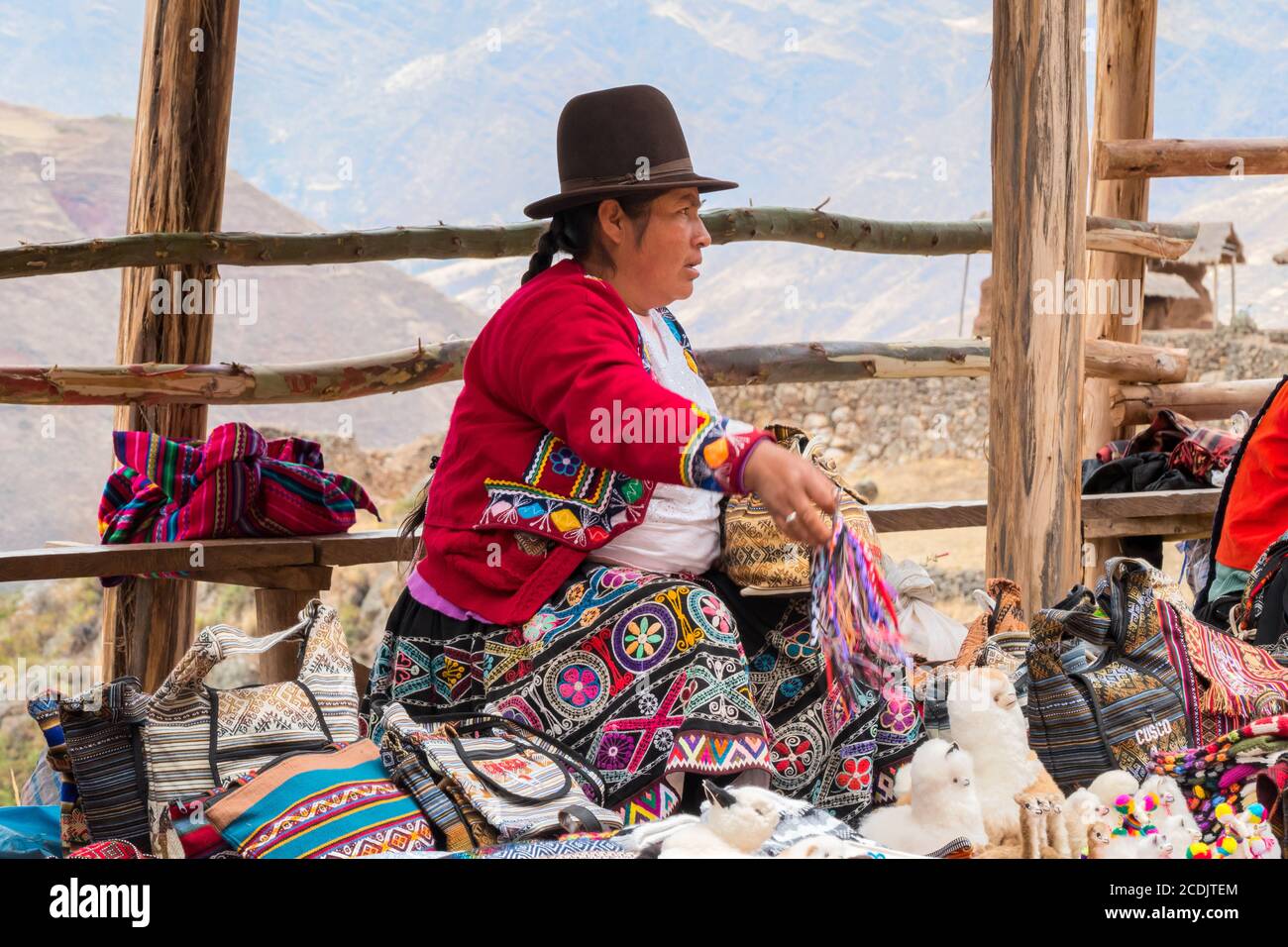 Pisac, Perù - 09 ottobre 2018: Donne Quechua in abbigliamento indigeno tradizionale che vende tessuti colorati rendendo souvenir artigianali locali Foto Stock