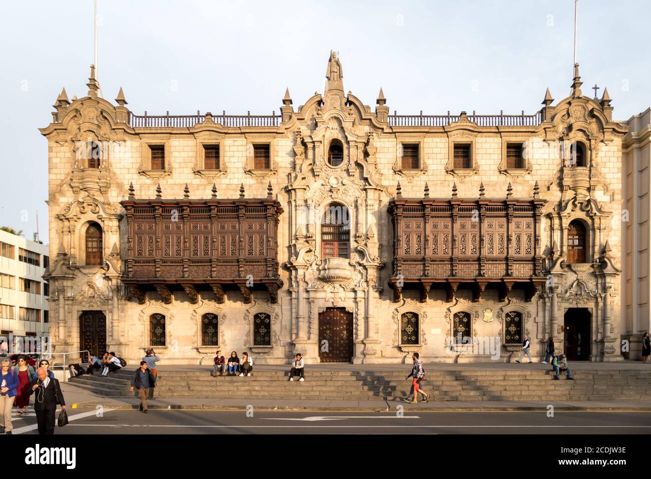 Lima, Perù - 11 ottobre 2018: Dettaglio del Palazzo arcivescovile di Lima in Perù in stile architettonico coloniale spagnolo Foto Stock