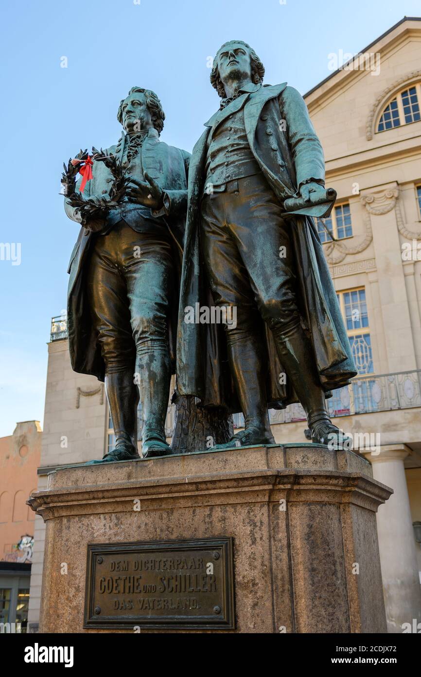 Weimar, Turingia, Germania: Monumento dei famosi scrittori Goethe e Schiller di fronte al Teatro Nazionale Tedesco Foto Stock