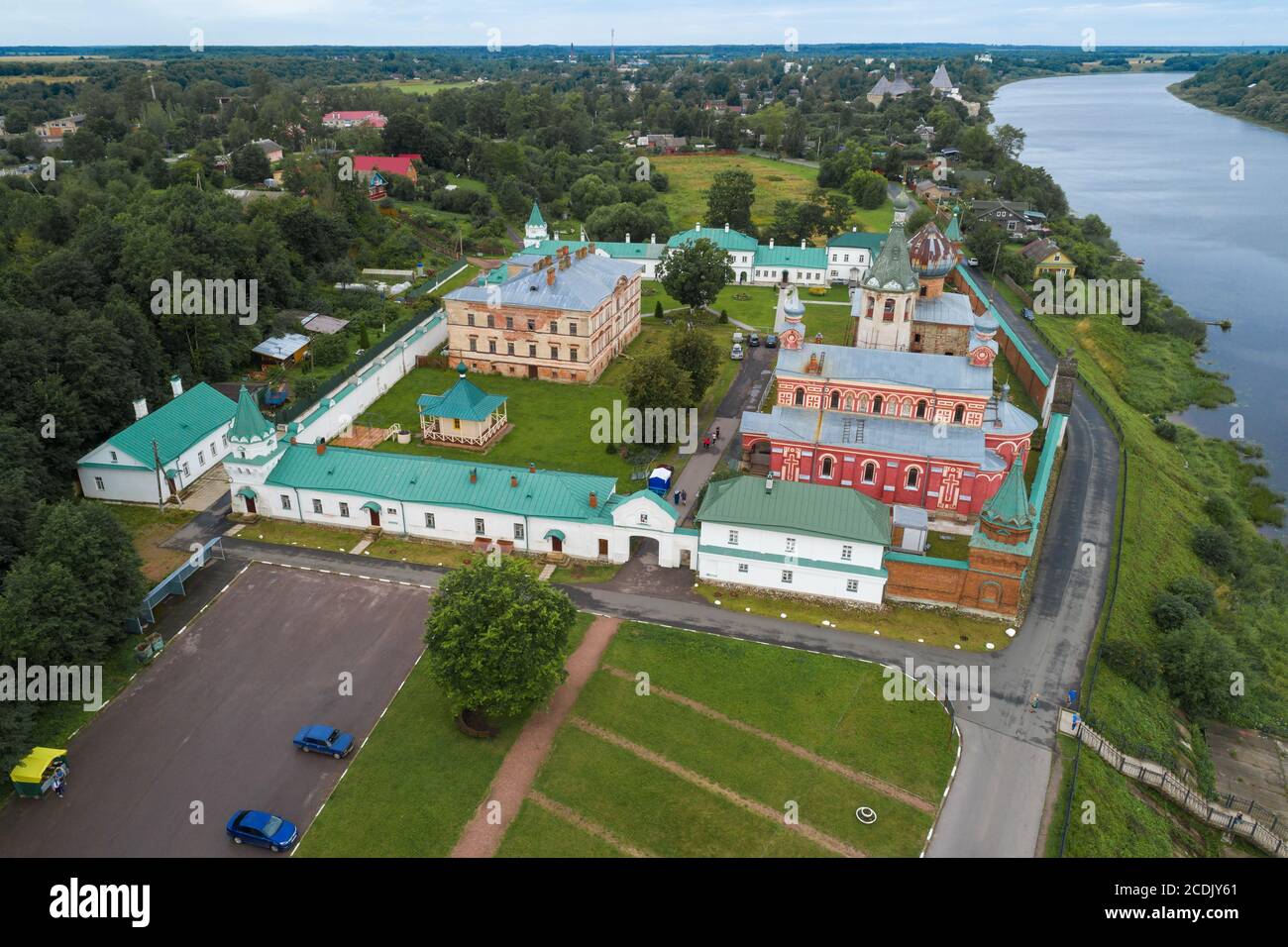 Vista dall'alto del monastero di Staroladozhsky Nikolsky in un giorno nuvoloso di agosto (fotografia aerea). Staraya Ladoga, Russia Foto Stock