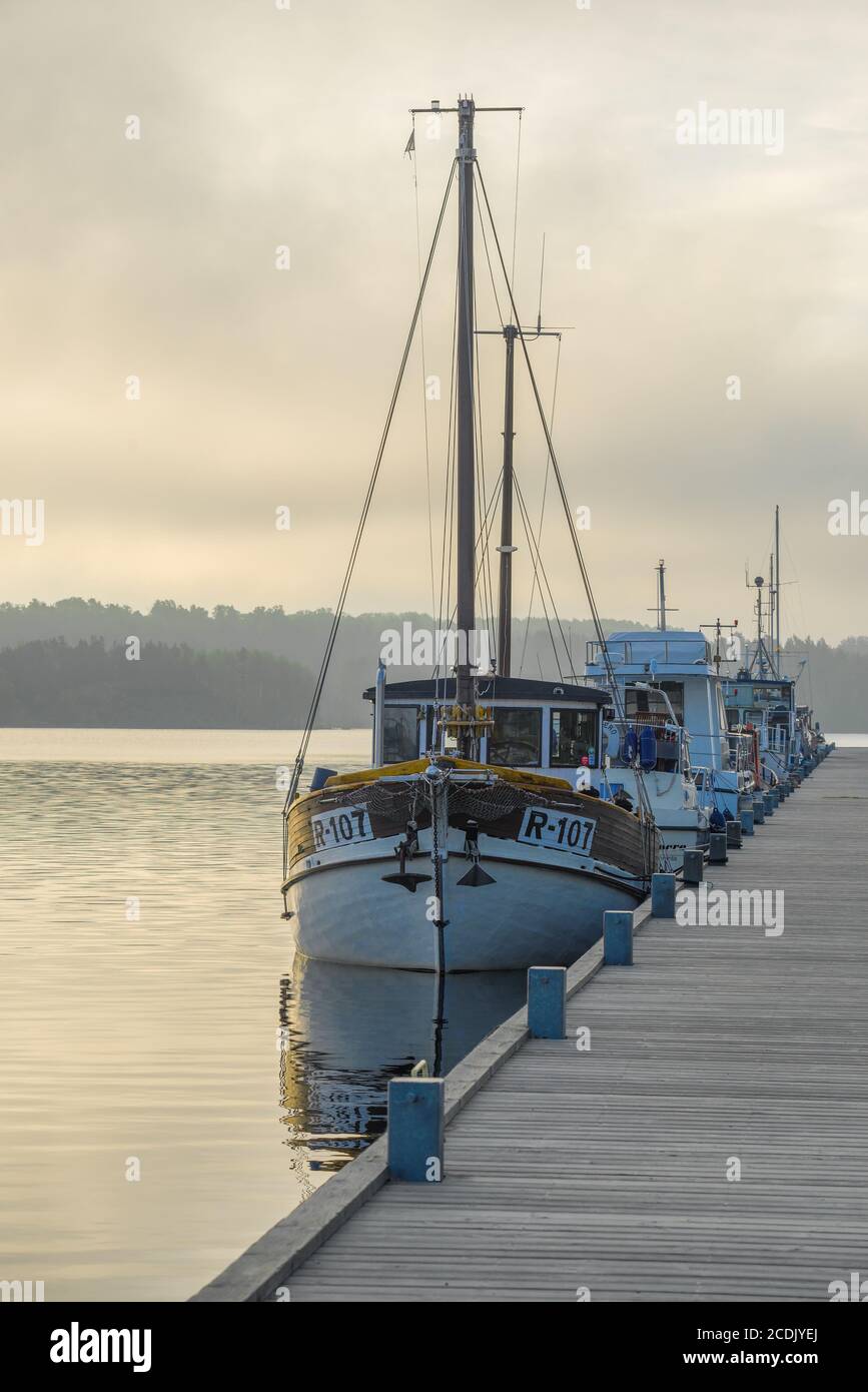 LAPPEENRANTA, FINLANDIA - 12 GIUGNO 2017: Mattina foggy al vecchio molo di legno. Lago Saimaa Foto Stock