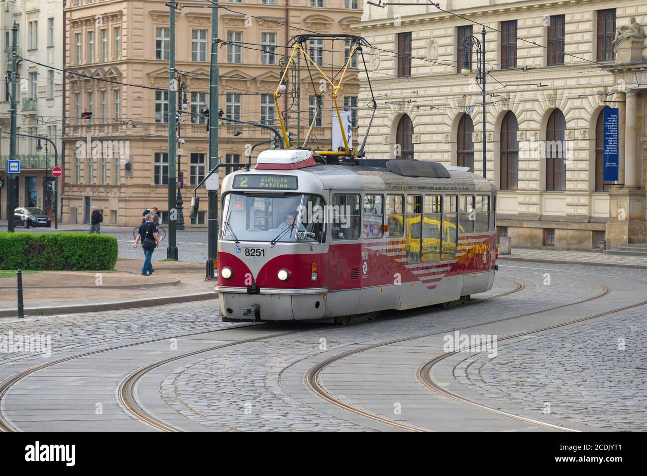 PRAGA, REPUBBLICA CECA - 23 APRILE 2018: Tram su una strada della città in aprile mattina Foto Stock