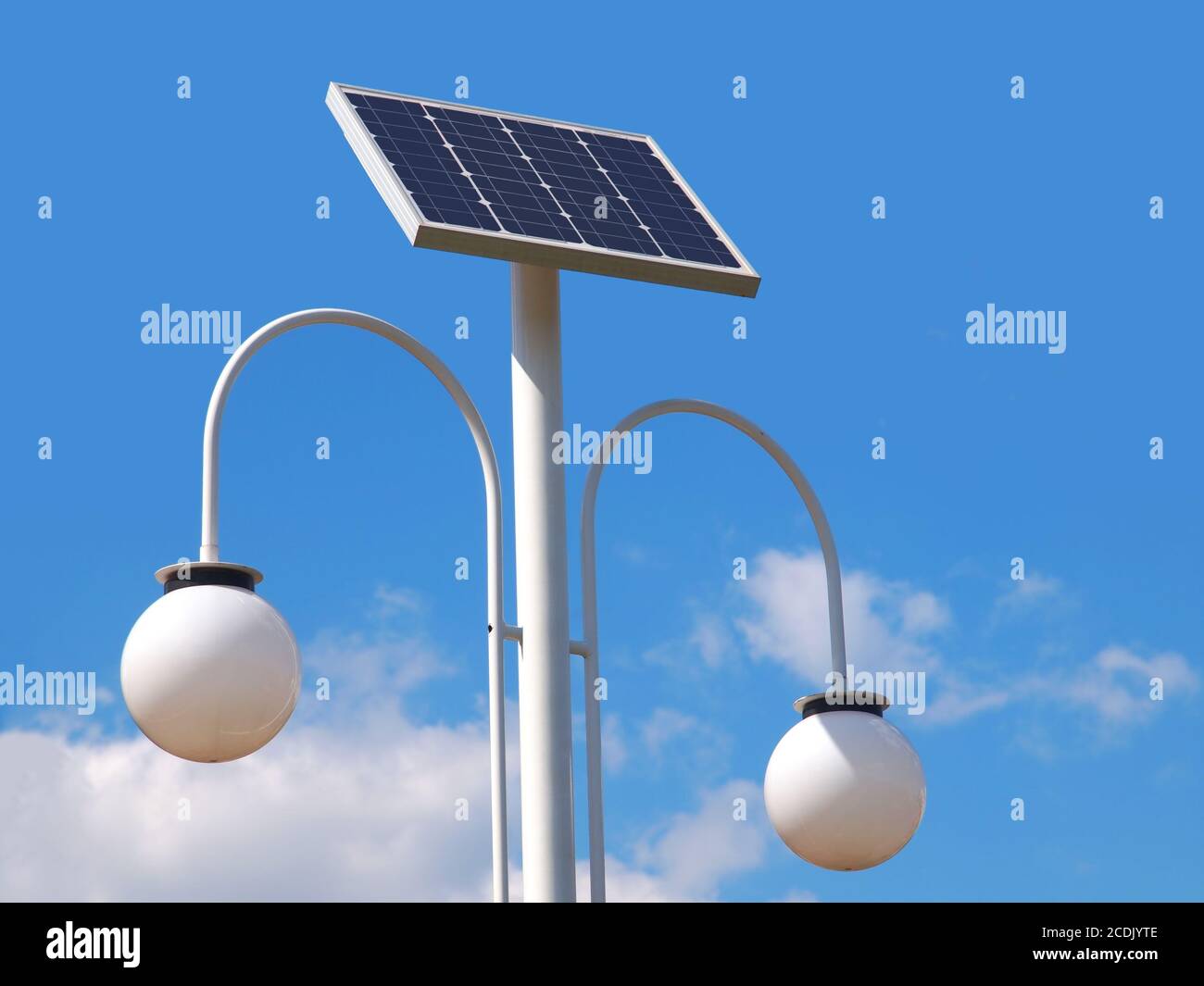 Palo per illuminazione stradale con pannello fotovoltaico Foto stock - Alamy