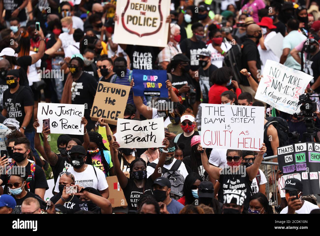 Washington, Stati Uniti. 28 Agosto 2020. Le folle si radunano al Lincoln Memorial durante il raduno dei diritti civili del 'Commitment March: Get Your Knee off our necks' a Washington, DC, il 28 agosto 2020. Il 2020 marzo di Washington si celebra il 57° anniversario della marcia storica del Dr. Martin Luther King, quando ha tenuto il suo discorso "ho un sogno". Foto di Michael M. Santiago/UPI Credit: UPI/Alamy Live News Foto Stock