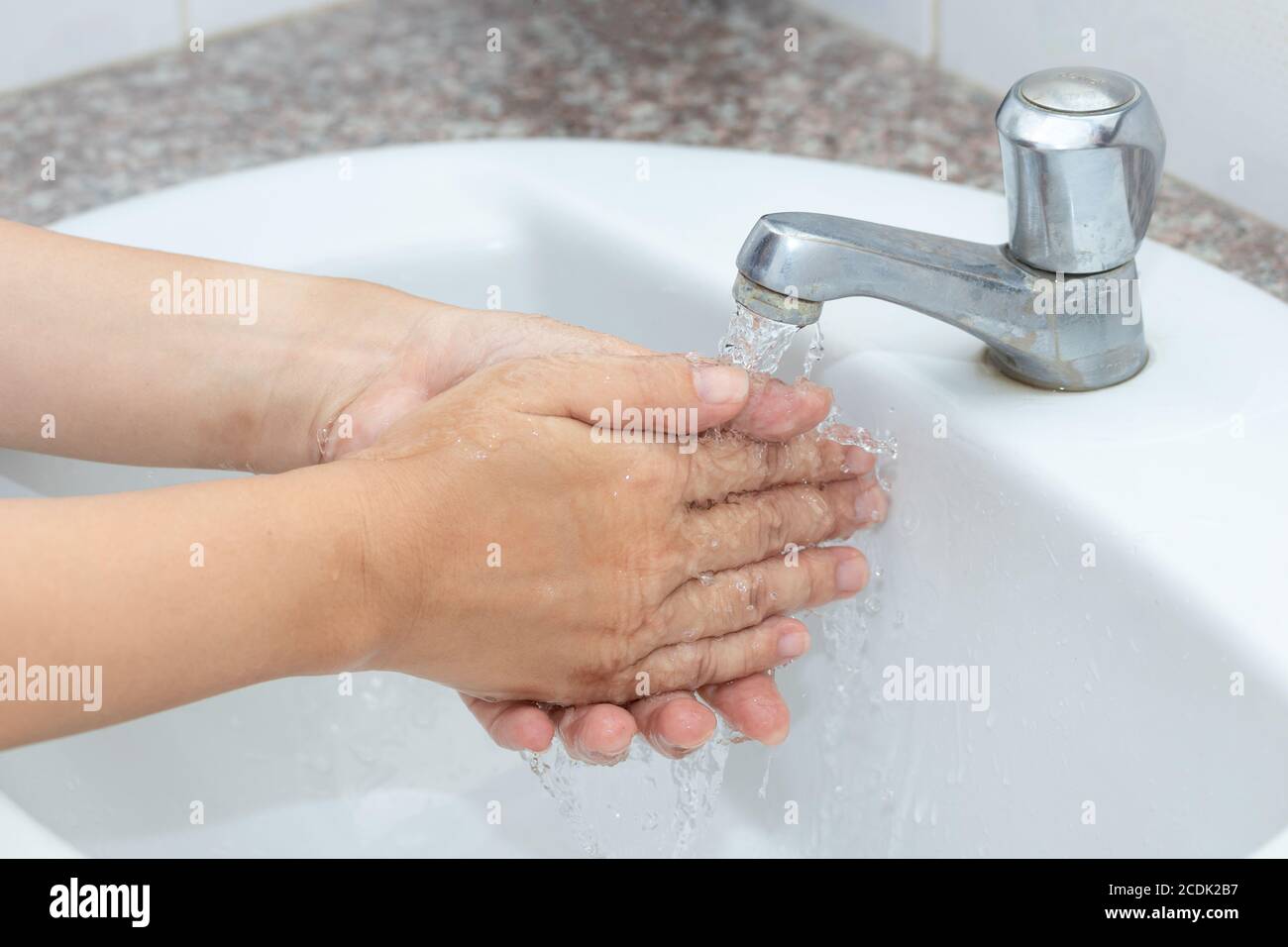 Versa L'acqua In Un Catino Immagini e Fotos Stock - Alamy