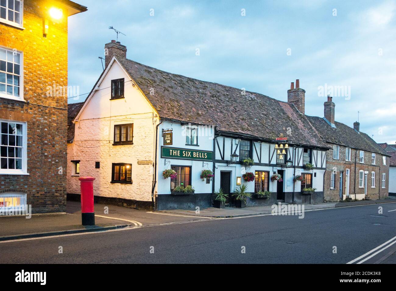 Il pub Six Bells nella città mercato di Oxfordshire Thame Inghilterra di notte Foto Stock