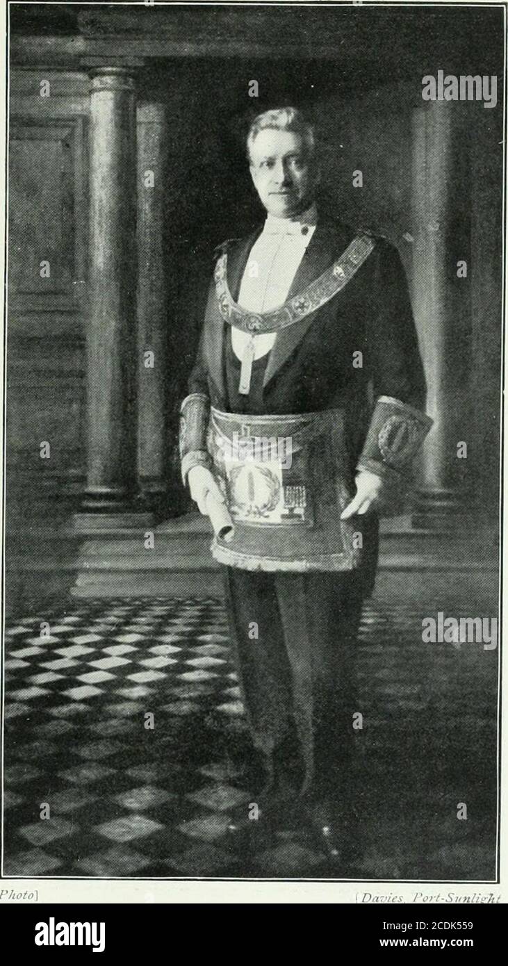 . Cheshire, le sue tradizioni e la sua storia, compresa la storia dell'ascesa e del progresso della massoneria in questa antica provincia. H sceriffo del Lancashire nel 1917, degnamente sostenendo le sue associazioni onorate, E la sua mayoralty di città hisnative di Bolton è stato segnato dall'adempimento dei doveri dell'officewith la sua consueta efficienza. I suoi molti regali a quel borgo occupato Lancashire, tra cui un grande parco e un terreno di ricreazione, formeranno un monumentmore permanente che il marmo della sua munificence. La sua Signoria trascorre una certa certezze del suo tempo a Londra, e ha intrattenuto Royalty al suo Foto Stock