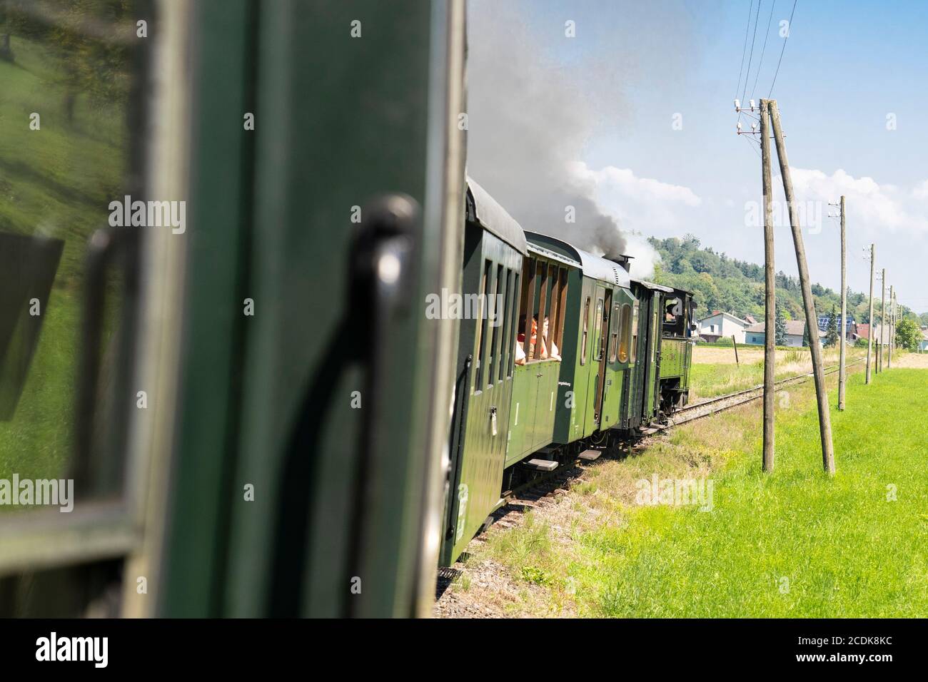 Passeggeri sul tradizionale treno a vapore a scartamento ridotto presso lo Steyrtal-Museumsbahn (Museo ferroviario della valle di Steyr) a Steyr, Austria superiore Foto Stock