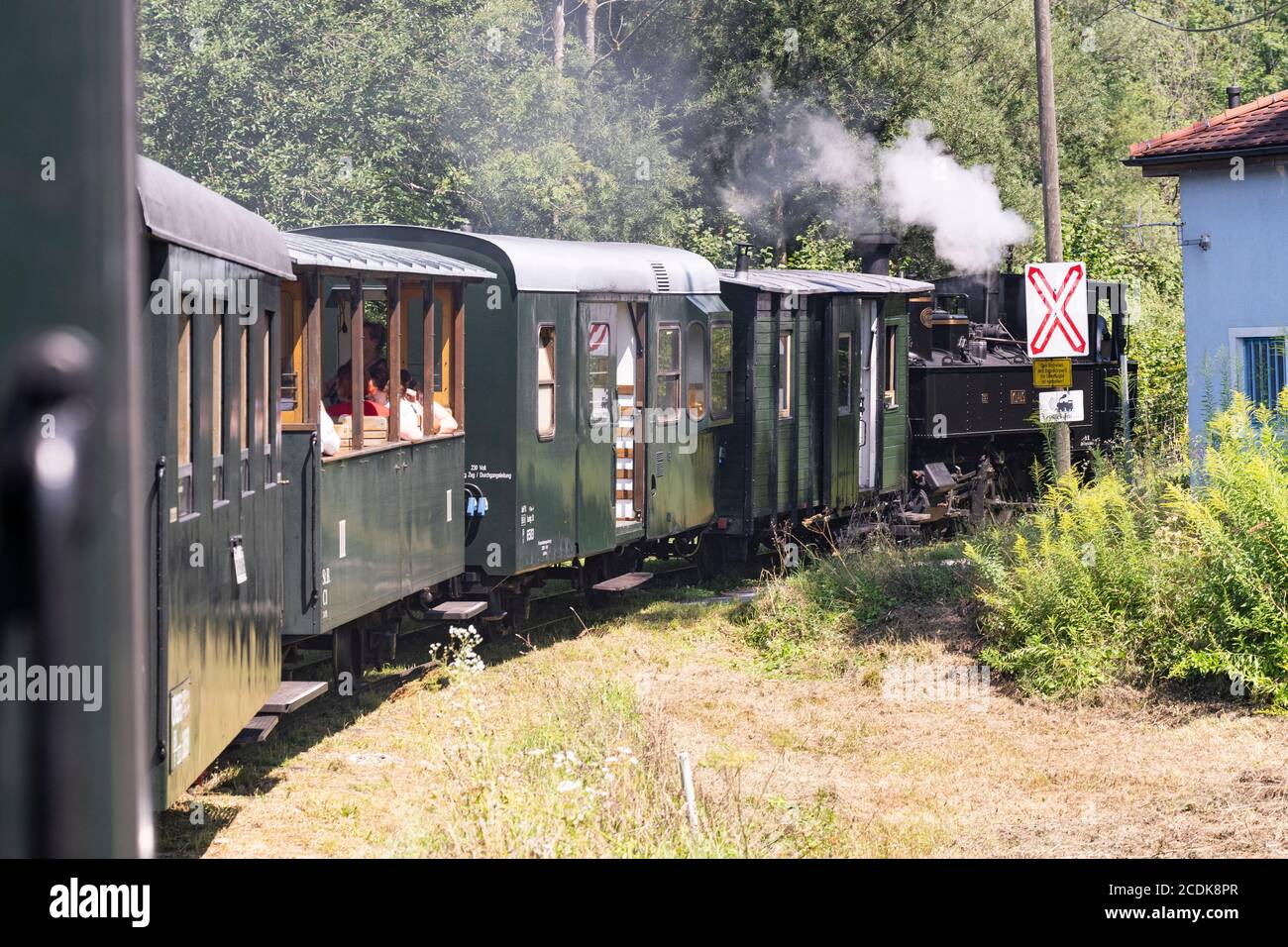 Passeggeri sul tradizionale treno a vapore a scartamento ridotto presso lo Steyrtal-Museumsbahn (Museo ferroviario della valle di Steyr) a Steyr, Austria superiore Foto Stock