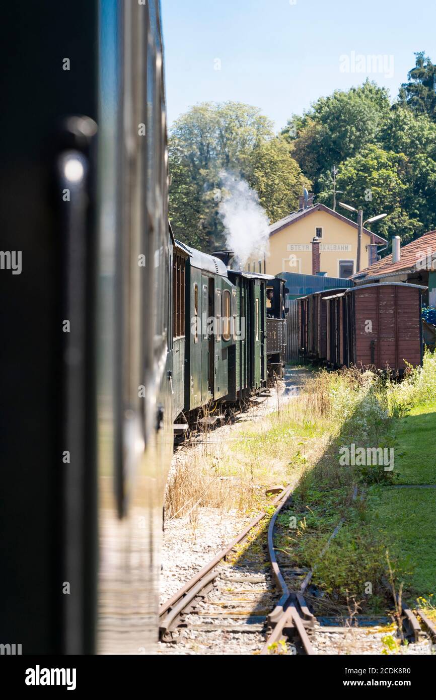Passeggeri sul tradizionale treno a vapore a scartamento ridotto presso lo Steyrtal-Museumsbahn (Museo ferroviario della valle di Steyr) a Steyr, Austria superiore Foto Stock