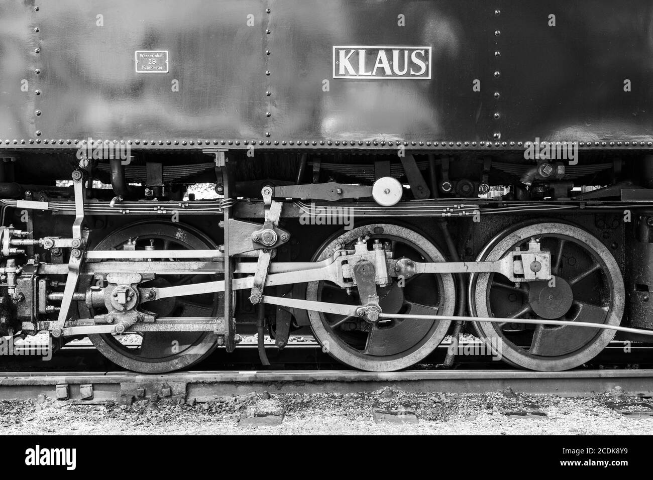 Immagine monocromatica delle ruote dei treni su un treno a vapore vecchio stile dal 1914 Klaus n. 6925 sulla ferrovia a scartamento ridotto del Museo Steyr Valley, Austria Foto Stock