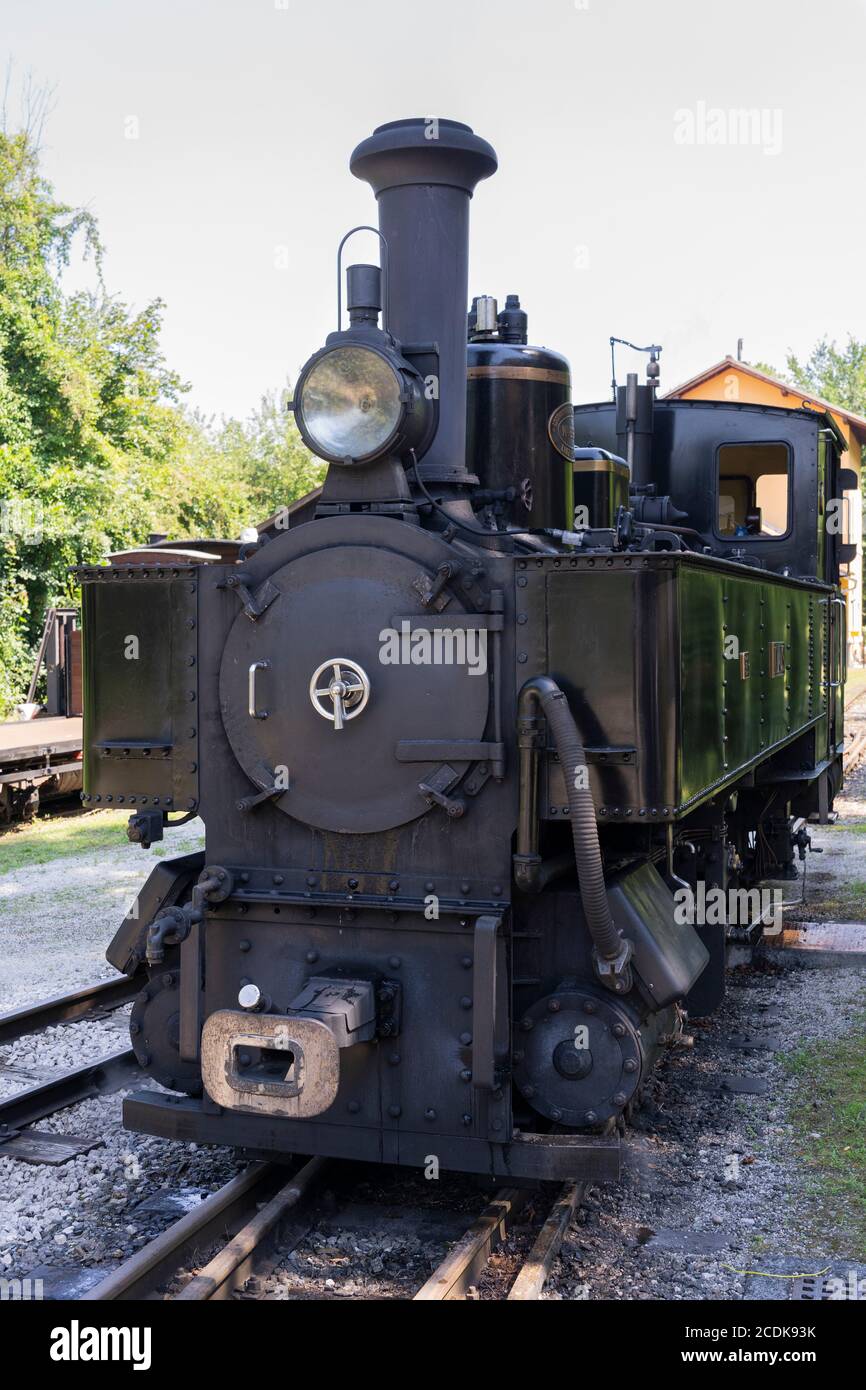 Una vista della parte anteriore di un treno a vapore vecchio stile dal 1914 Klaus n. 6925 sulla ferrovia a scartamento ridotto del Museo Steyr Valley Foto Stock