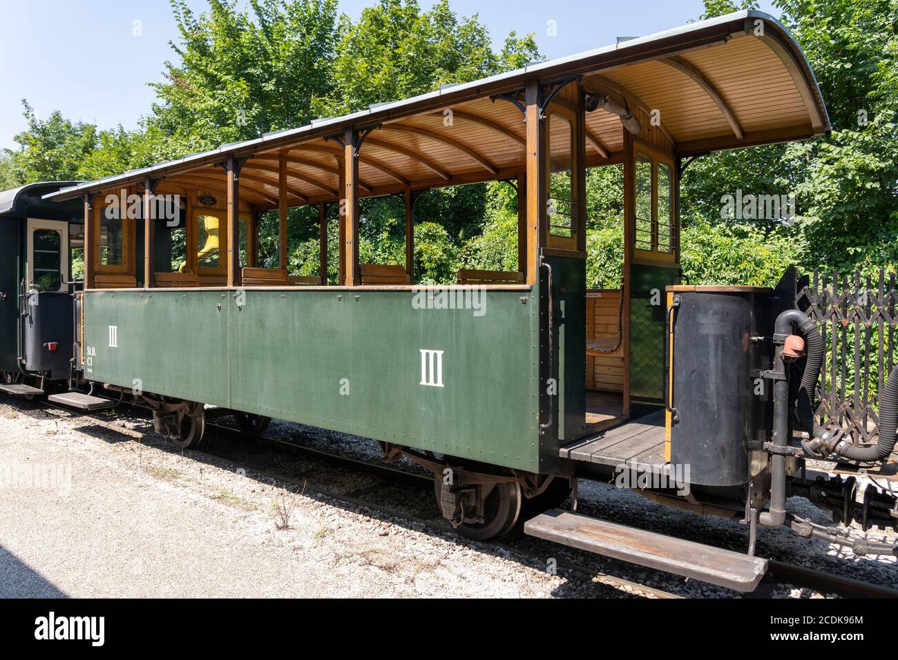 Una carrozza aperta di terza classe del treno a vapore a scartamento ridotto sul Steyrtal-Museumsbahn (Museo ferroviario Steyr Valley) a Steyr, Austria Foto Stock