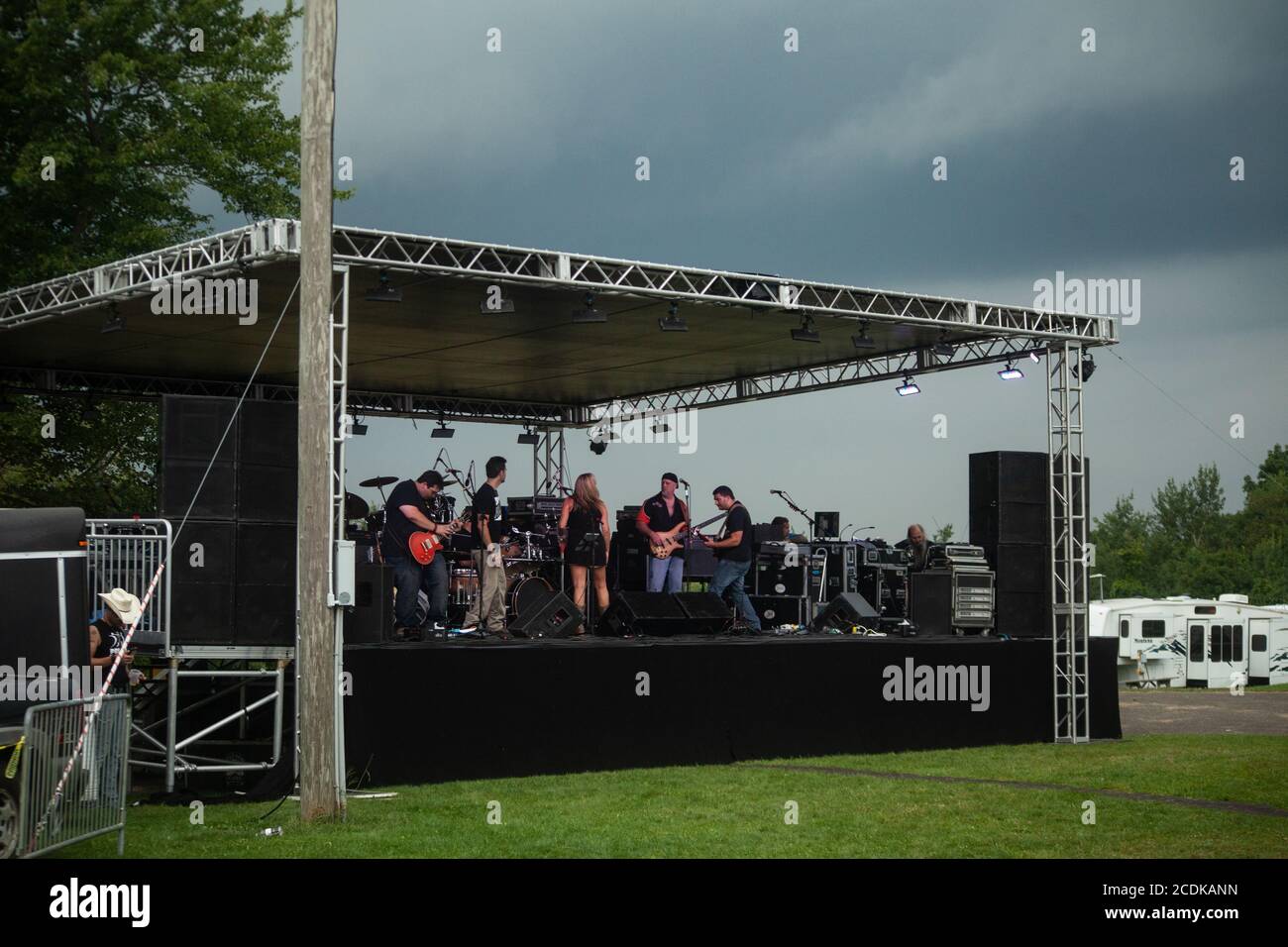 La rock band si esibisce sul palco in un cupo giorno grigio durante una fiera di campagna a Goshen, Connecticut, USA Foto Stock