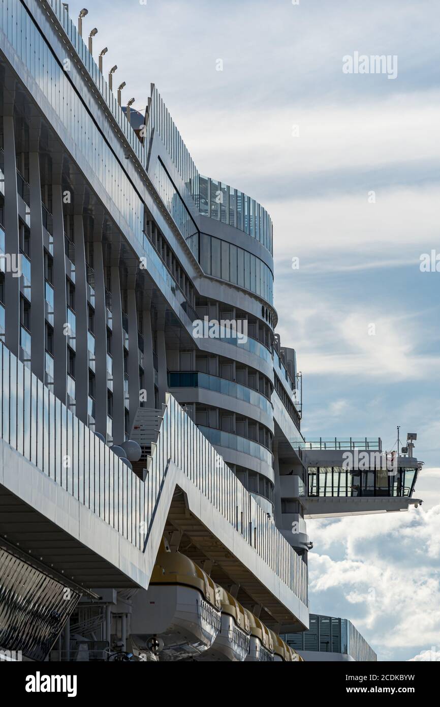 Dettaglio della nave da crociera AIDA perla nel porto di Amburgo presso l'Altona Cruise Centre vicino all'edificio degli uffici Dockland, Germania Foto Stock