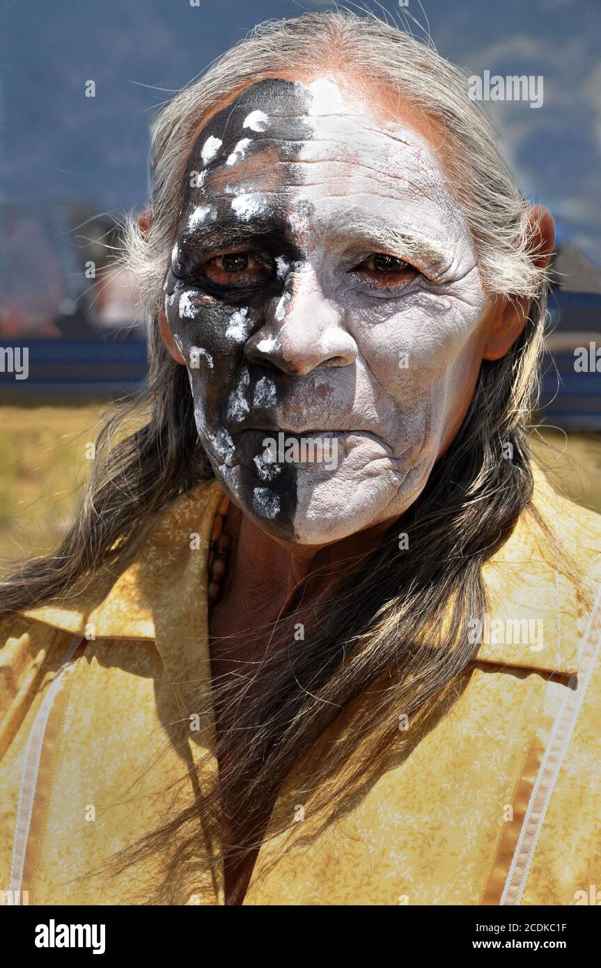 Primo piano ritratto dell'uomo anziano della medicina degli Indiani d'America con il volto dipinto a puntini di polka al pow wow di Taos, New Mexico, USA Foto Stock