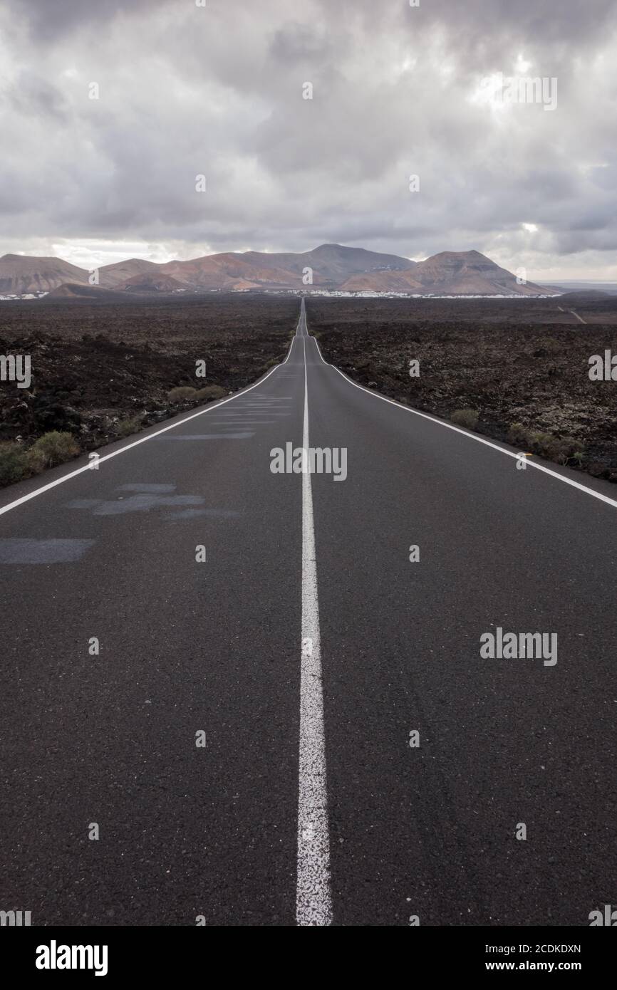 strada senza fine con cielo nuvoloso Foto Stock