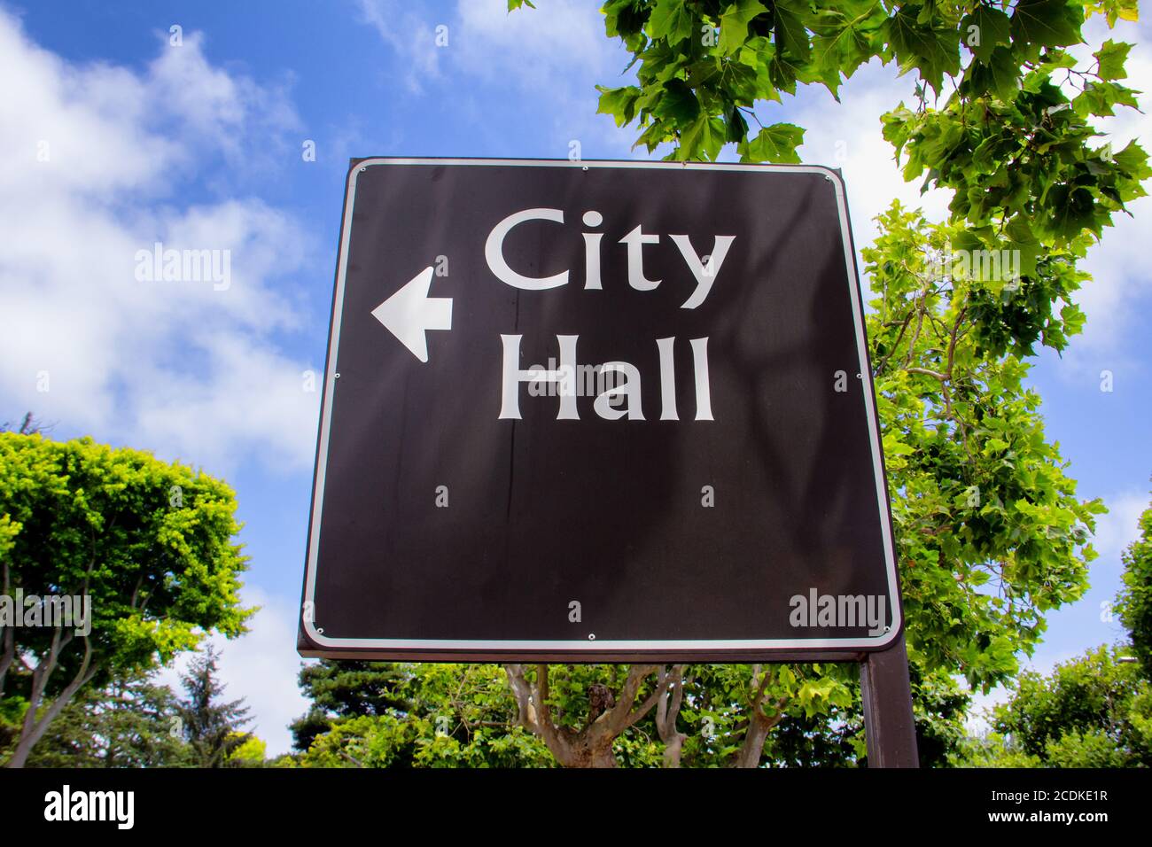 Cartello con la freccia del Municipio Foto Stock