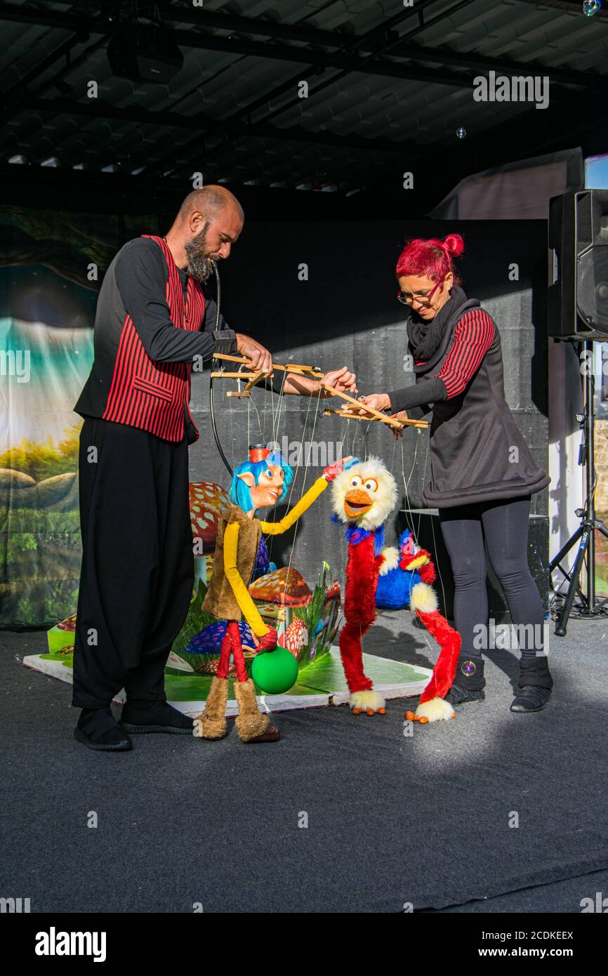 Artisti interpreti spettacoli di burattini per eventi per bambini a Óbidos Portogallo Foto Stock