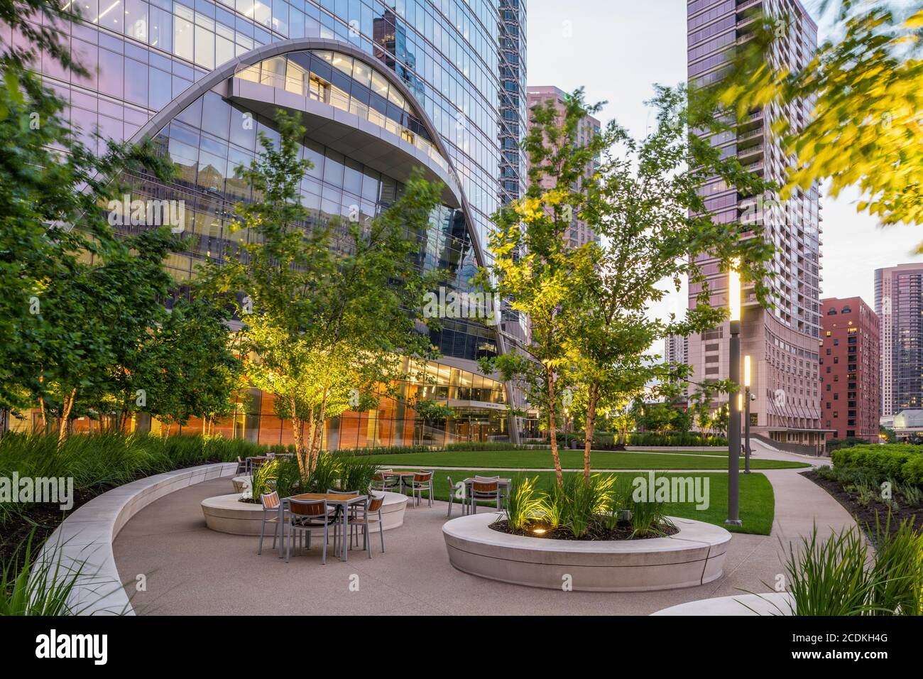 Parco all'esterno di River Point progettato da OJB Landscape Architecture Foto Stock