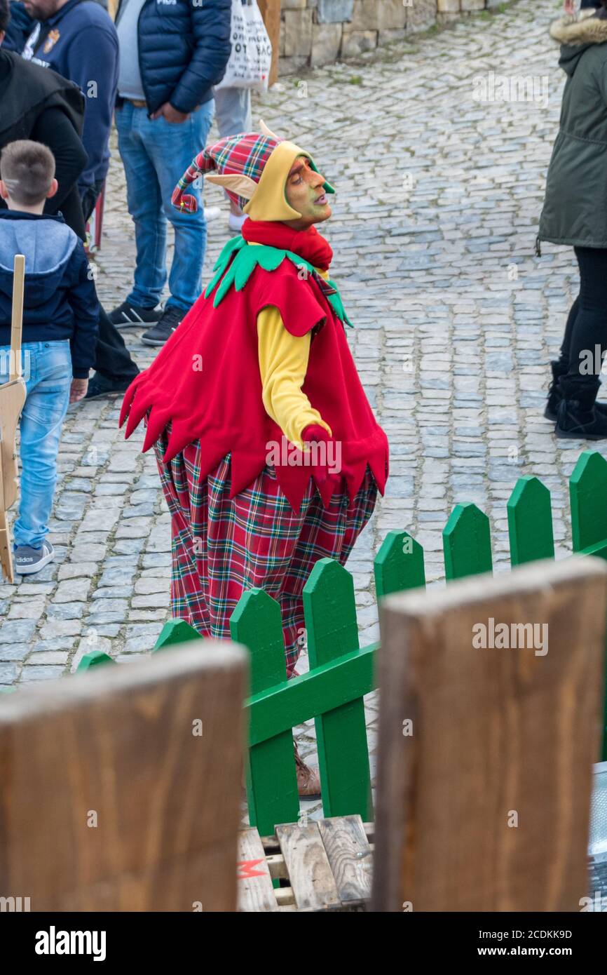 Elf di Natale a piedi nella folla a vila Natal Portogallo Foto Stock