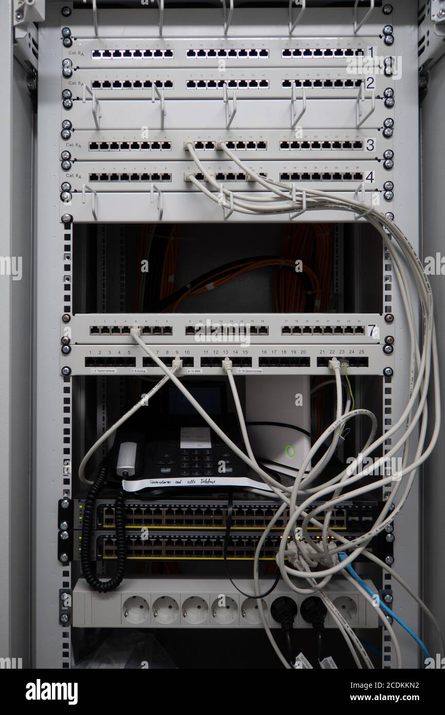 in un rack server sono presenti numerosi pannelli patch e reti cavi e switch  di rete Foto stock - Alamy