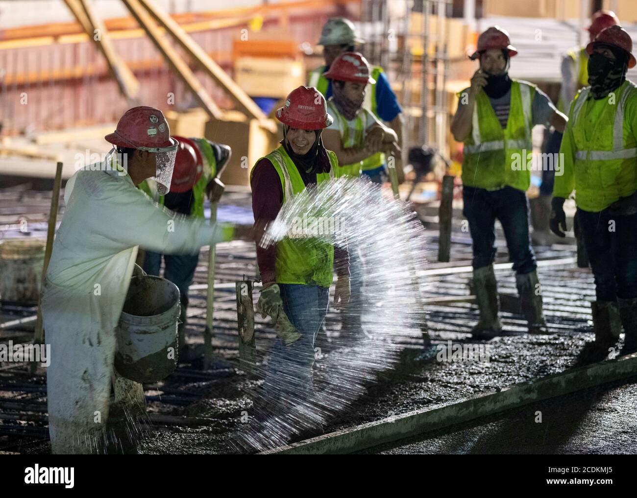 Austin, Texas, Stati Uniti. 22 agosto 2020. Gli equipaggi di calcestruzzo esperti conducono un'effrazione di mattina presto con lisciatura e sagomatura ai piani superiori di un alto garage di parcheggio nel centro di Austin su Augut 22, 2020. I grandi progetti di costruzione continuano senza arresto durante gli arresti del coronavirus in Texas. Credit: Bob Daemmrich/ZUMA Wire/Alamy Live News Foto Stock