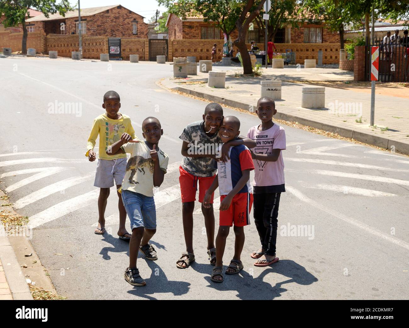 Bambini locali lungo Vilkazi Street vicino alla casa di Nelson Mandela, a Soweto. Johannesburg Sud Africa. Foto Stock