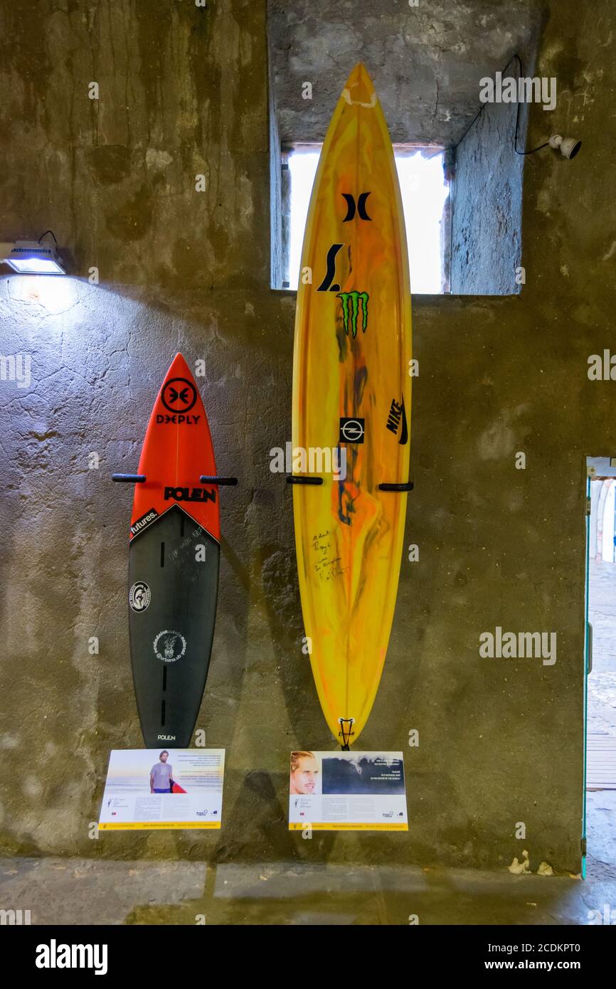 I surfisti a onde grandi si trovano al Nazaré Surf Museum di Farol Nazaré joao guedes e nic von rupp. Dimensioni di tavola da surf utilizzate nel surfing a onde grandi. Foto Stock