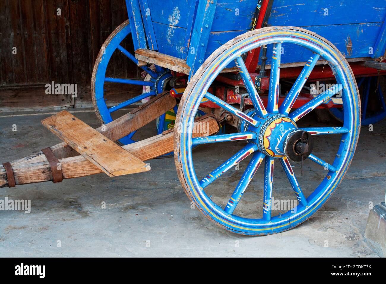 Ruota di carro . Primo piano di un antico carro ruota situata in una fortezza. Foto Stock