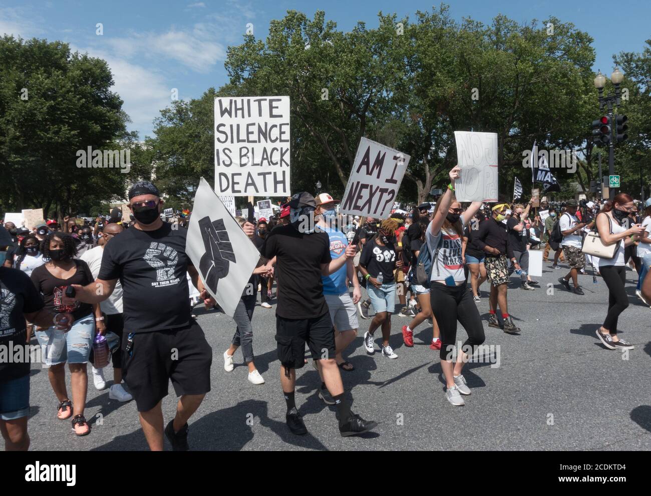 28 agosto 2020 - i dimostranti marciano al memoriale di Martin Luther King dopo aver ascoltato i relatori al "Commitment March: Get You Knee off our necks" sotto un caldo sole del pomeriggio e COVID-19 mascherando requisiti al Lincoln Memorial, commemorando il 1963 marzo di Washington esattamente 57 anni prima, e di raccomandare, e chiedere l'uguaglianza razziale e di porre fine alla brutalità della polizia e il razzismo. Foto Stock