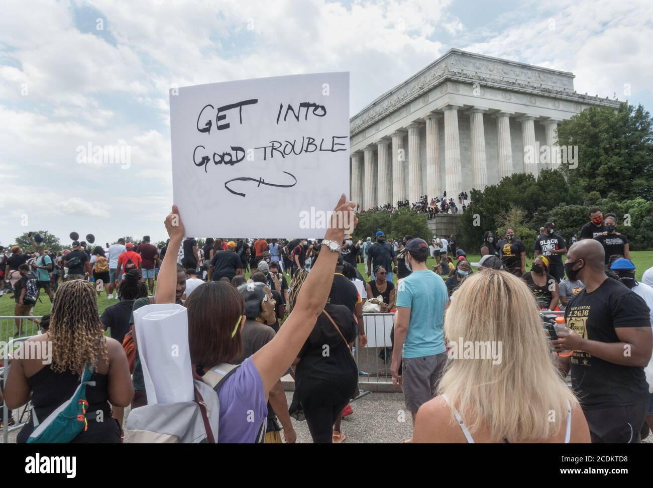 28 agosto 2020 - sostenitori al Lincoln Memorial durante il "Commitment March: Mettiti al ginocchio sotto il caldo sole del pomeriggio e i requisiti di mascheramento COVID-19, commemorando il 1963 marzo di Washington esattamente 57 anni prima, e di riconfermare, e chiedere uguaglianza razziale e porre fine alla brutalità e al razzismo della polizia. Foto Stock