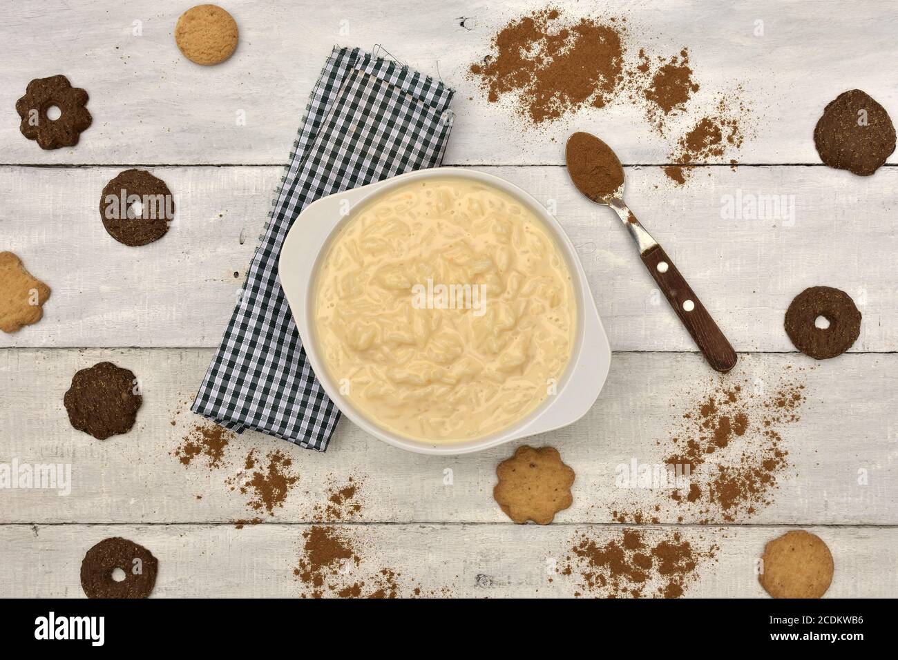 budino di riso e cannella con biscotti su tavola di legno Foto Stock