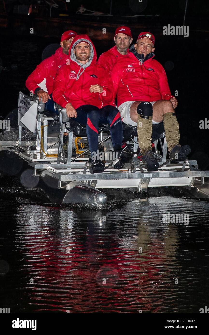 La squadra di quattro, in rappresentanza di MND impegnativo, attraversa la linea di arrivo dopo aver infrante un Guinness World Record per percorrere la lunghezza del Tamigi (128 miglia) in un pedalo nel tempo più veloce di sempre. Il team ha viaggiato da Lechlade a Teddington Lock con l'obiettivo di rompere l'attuale Guinness World Record per la impresa che attualmente si trova a quattro giorni, 12 ore, 49 minuti e 17 secondi - ottenuta da un team di quattro nel 2018. Foto Stock