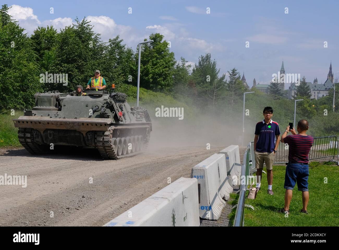 Piccole folle (con restrizioni COVID) durante la dimostrazione gratuita di veicoli militari al Canadian War Museum di Ottawa, Ontario, Canada. Foto Stock