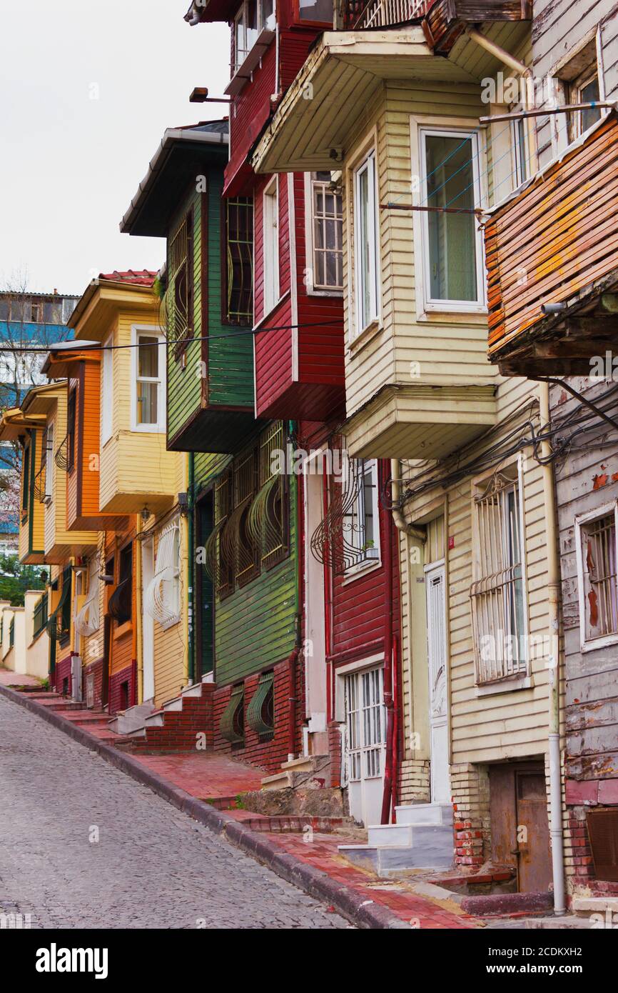 Colorata scena di strada con molto strette casa dipinta. Case storiche in Istanbul, Fatich. Foto Stock