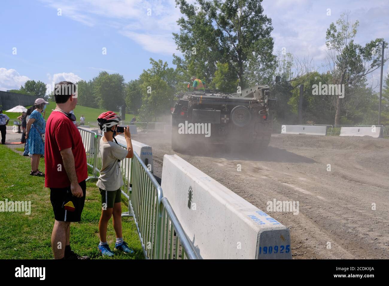 Piccole folle (con restrizioni COVID) durante la dimostrazione gratuita di veicoli militari al Canadian War Museum di Ottawa, Ontario, Canada. Foto Stock