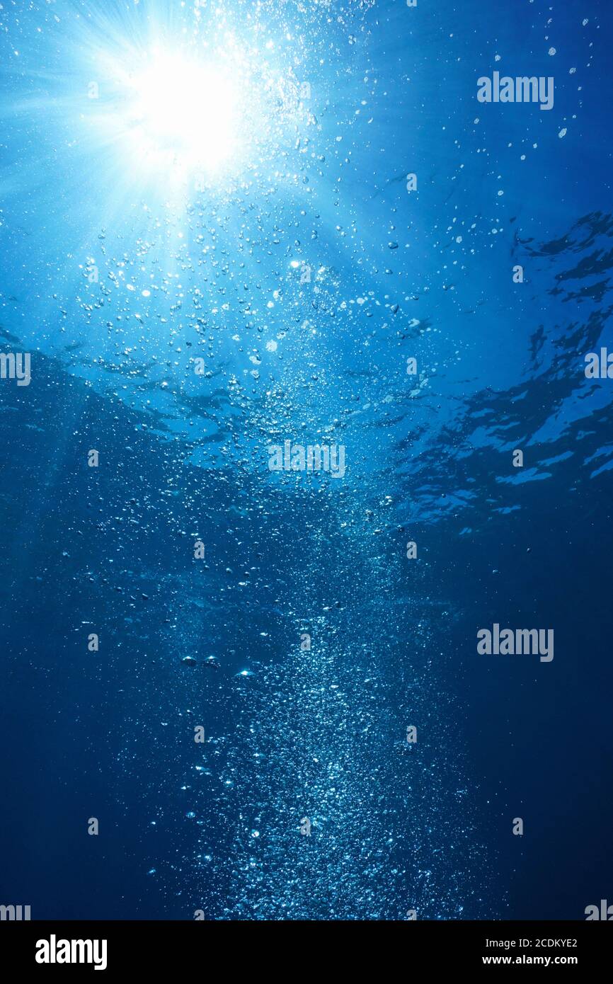 Bolle d'aria con sole sott'acqua nell'oceano, scena naturale Foto Stock