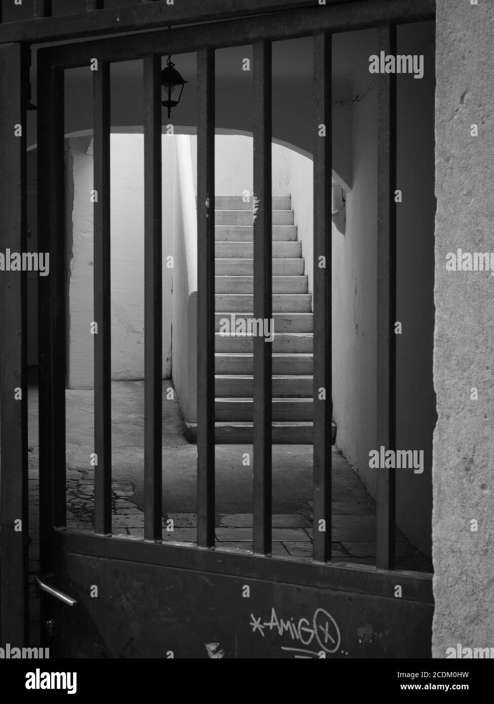 Una scalinata dietro una mistica porta aperta nel centro della città di Zara in Croazia, in Europa. Foto Stock