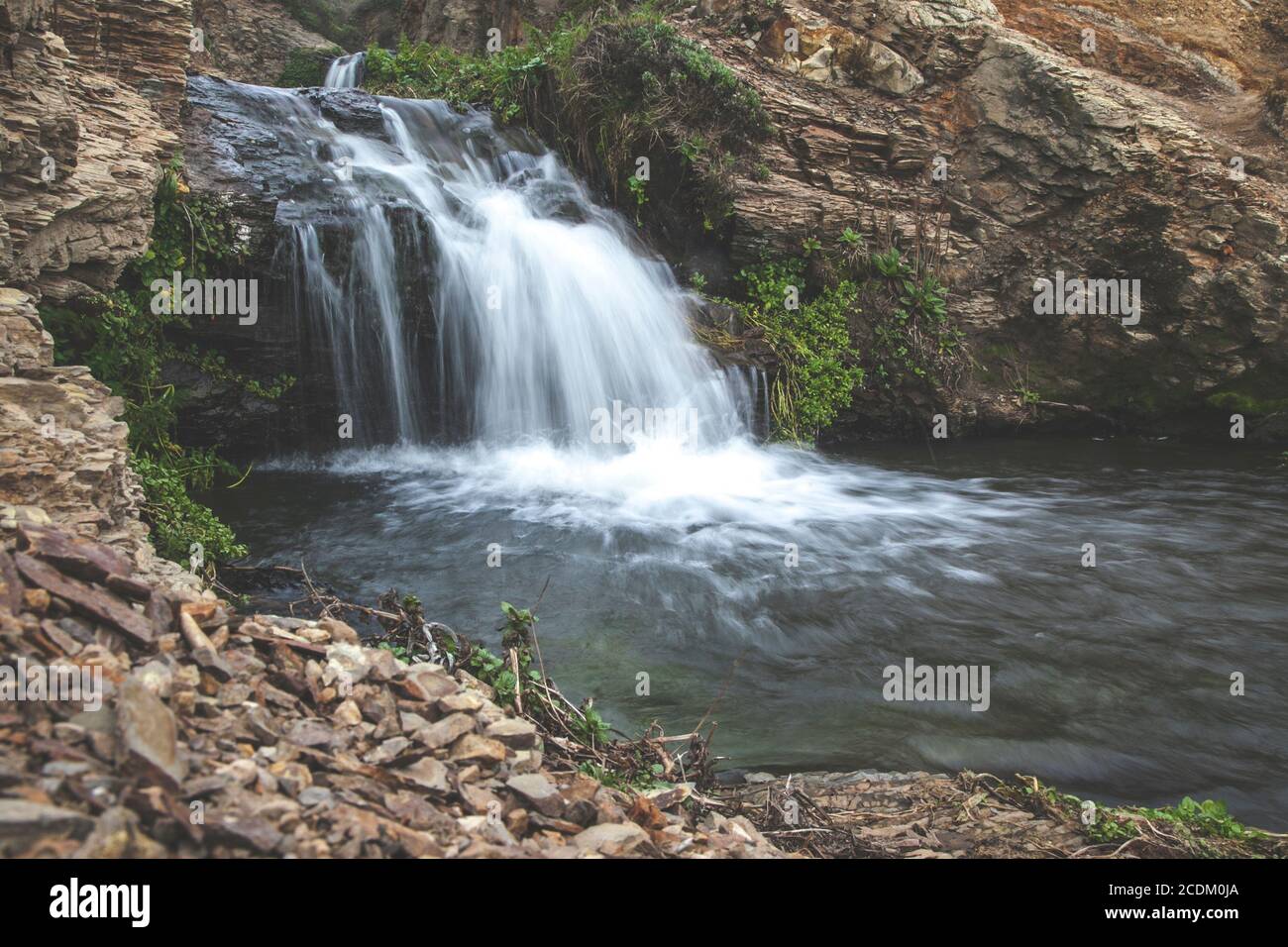 L'acqua dolce scorre nella roccia scura alle cascate Alamere a Point Reyes, California. Foto Stock