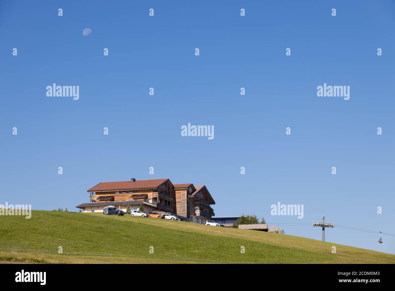 FIE ALLO SCILIAR, ALTO ADIGE/ITALIA - 8 AGOSTO : veduta della stazione di seggiovia Panorama vicino a Fie allo Sciliar, Alto Adige, Italia il 8 agosto 2020 Foto Stock