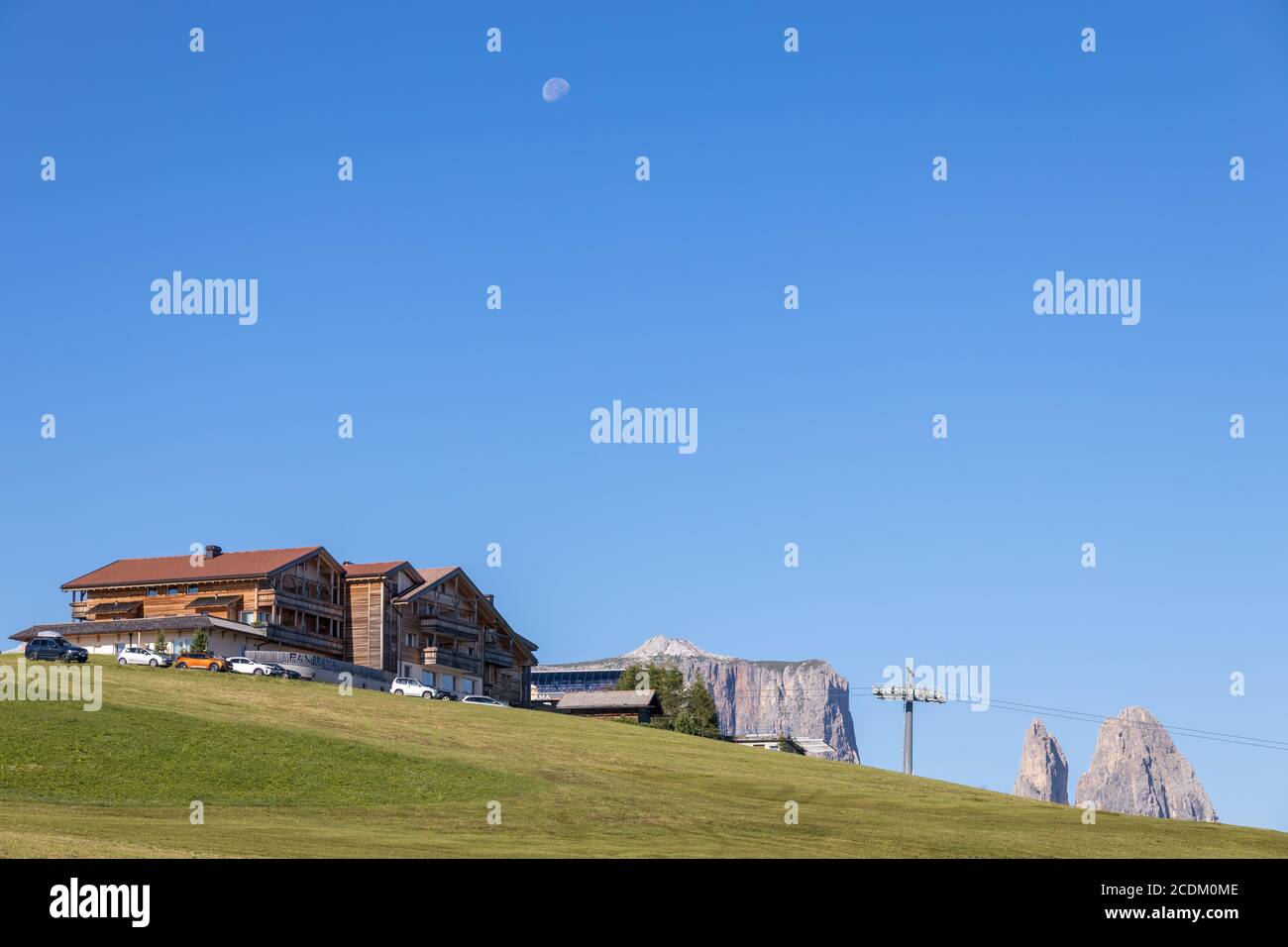 FIE ALLO SCILIAR, ALTO ADIGE/ITALIA - 8 AGOSTO : veduta della stazione di seggiovia Panorama vicino a Fie allo Sciliar, Alto Adige, Italia il 8 agosto 2020 Foto Stock
