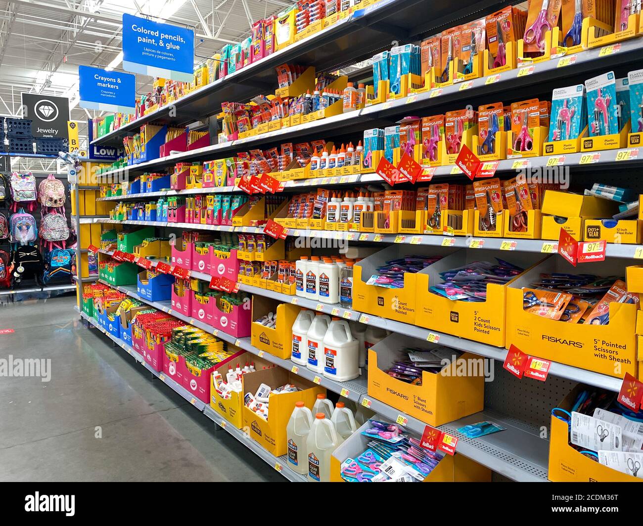 Orlando, FL/USA-7/19/20: La navata delle forniture scolastiche presso un Walmart a Orlando, Florida. Foto Stock