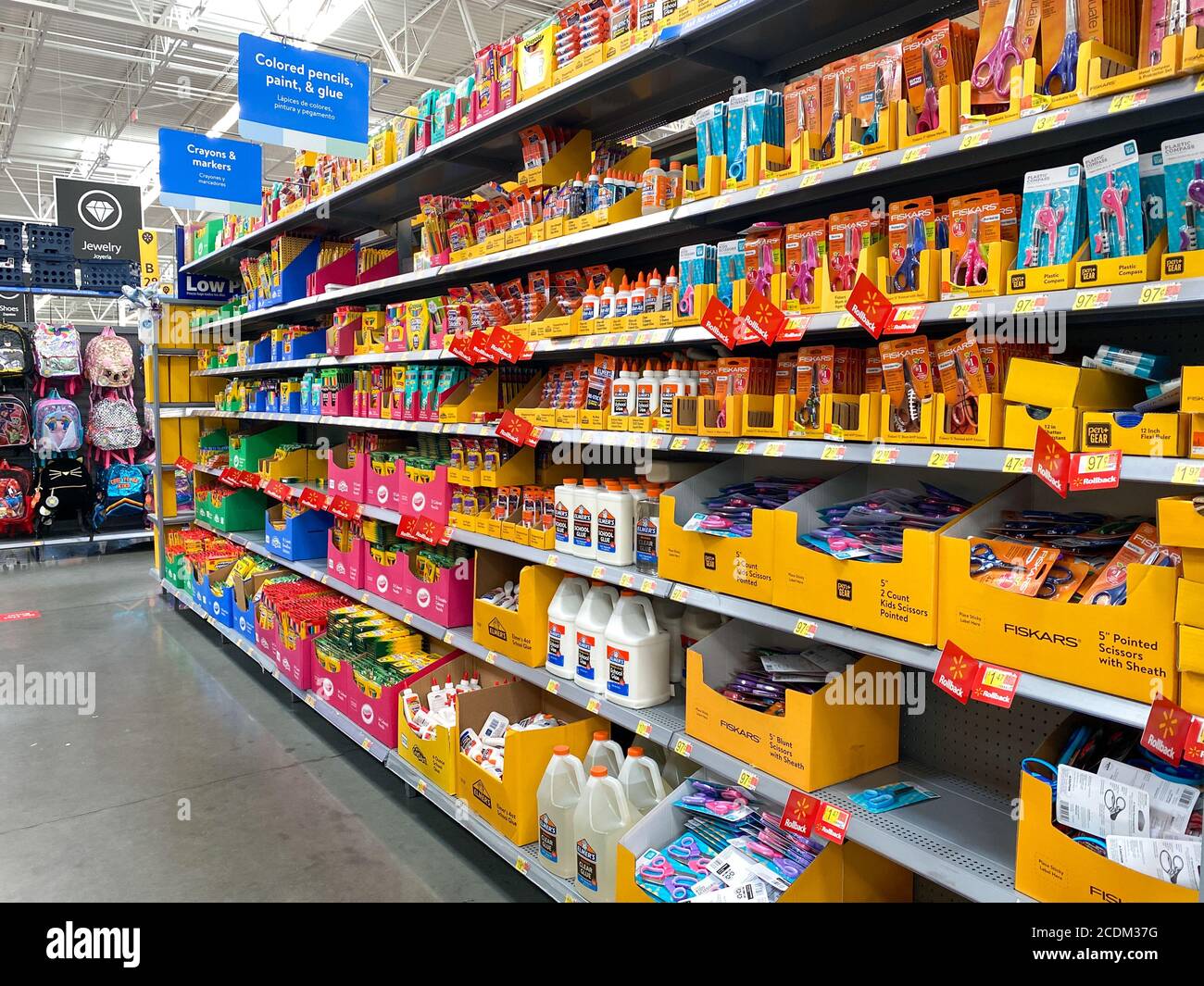 Orlando, FL/USA-7/19/20: La navata delle forniture scolastiche presso un Walmart a Orlando, Florida. Foto Stock