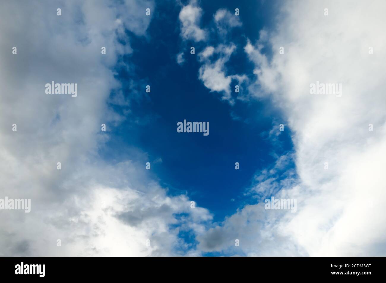 Incredibile cielo drammatico. Il tempo nuvoloso si fa piovoso. Cumulonimbus in atmosfera. Foto Stock