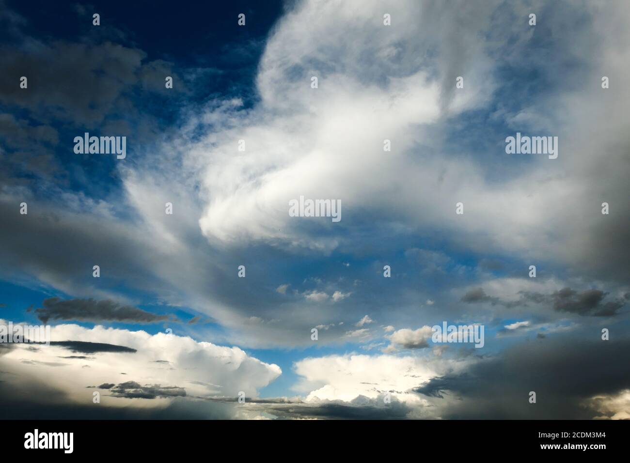Incredibile cielo drammatico. Il tempo nuvoloso si fa piovoso. Cumulonimbus in atmosfera. Foto Stock