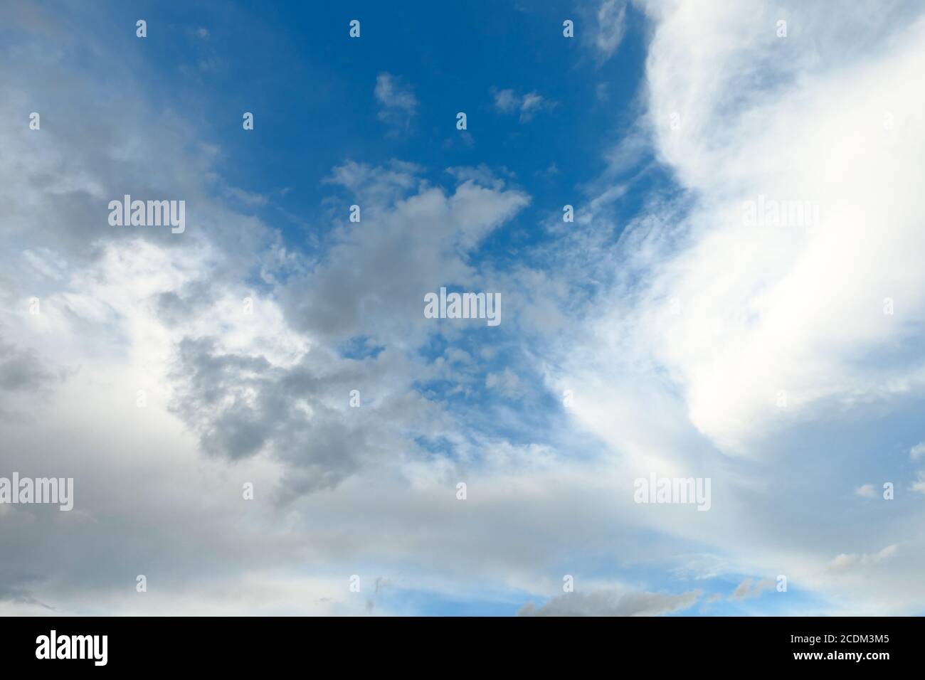 Incredibile cielo drammatico. Il tempo nuvoloso si fa piovoso. Cumulonimbus in atmosfera. Foto Stock