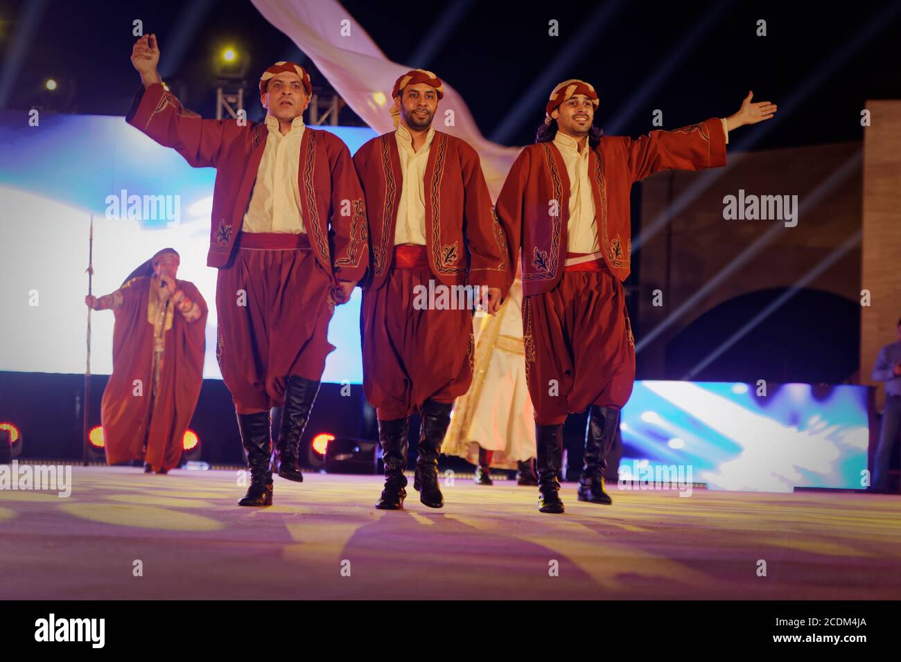 Danza folcloristica tradizionale giordana (Dabke) nel teatro del villaggio culturale di Katara a Doha Qatar durante il festival Katara Dabke. Foto Stock